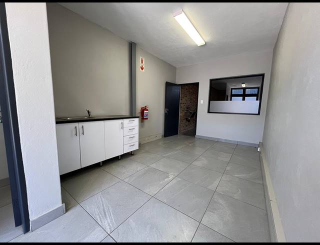 188M² WAREHOUSE TO LET IN LASER PARK